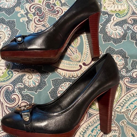 New Tory Burch Leather Pumps with Gold Detail and Wooden Bottom - Picture 2 of 12